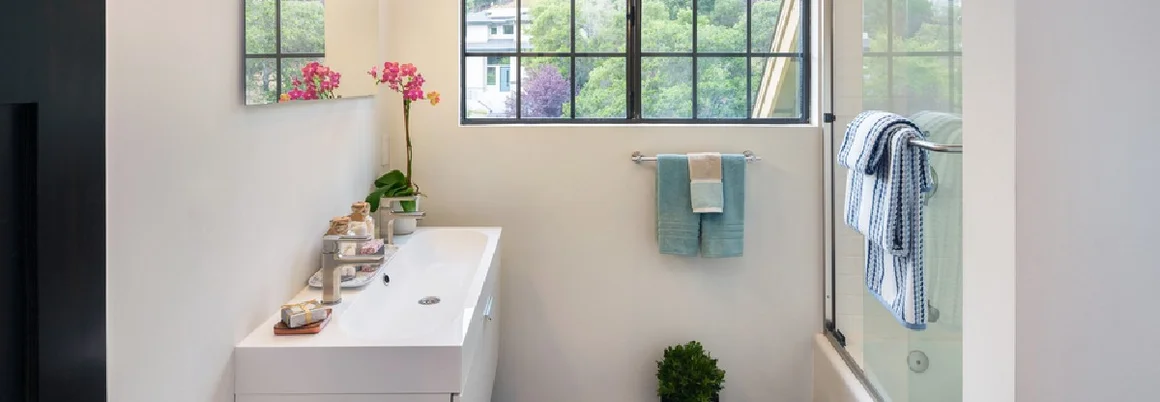 Modernes Badezimmer mit begehbarer Dusche